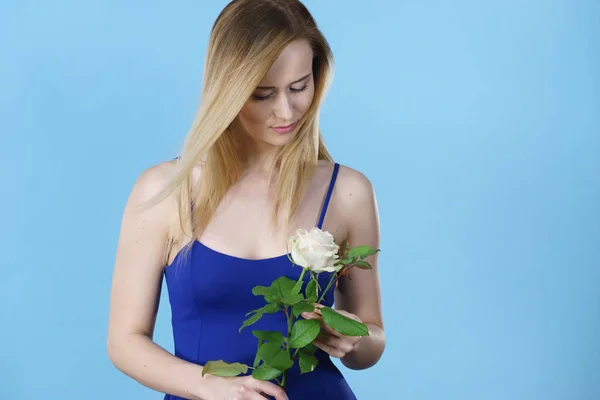 Прекрасна жінка тримає білу троянду — стокове фото