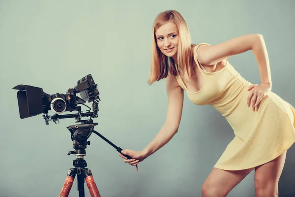 Mulher fotógrafa com câmera tirando fotos — Fotografia de Stock