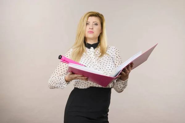 Сфокусированная деловая женщина держит папку с документами — стоковое фото