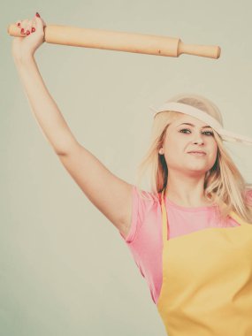 Oklava tutan önlük giyen kadın