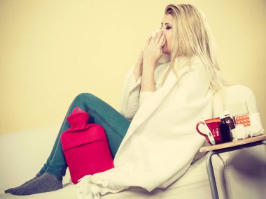 Kadının koltukta yalan grip olan hasta