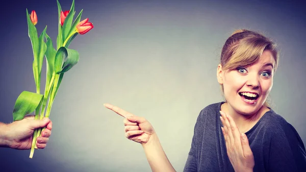 Žena dostane kytici tulipánů od člověka. — Stock fotografie