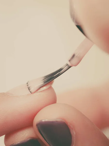 Mujer en salón de belleza haciendo manicura . — Foto de Stock