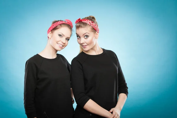 Dois engraçado retrô positivo estilo retrato feminino . — Fotografia de Stock