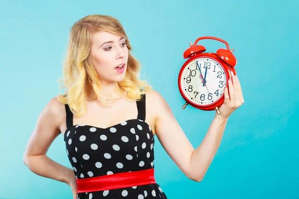 Chica impactada con despertador en azul . — Foto de Stock