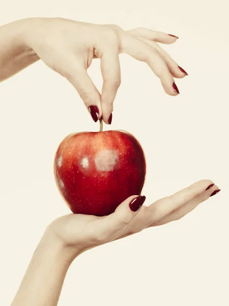 Vrouw hand met heerlijke rode appel — Stockfoto