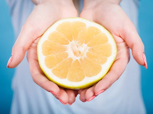 Metade dos citrinos toranja amarela na mão humana — Fotografia de Stock