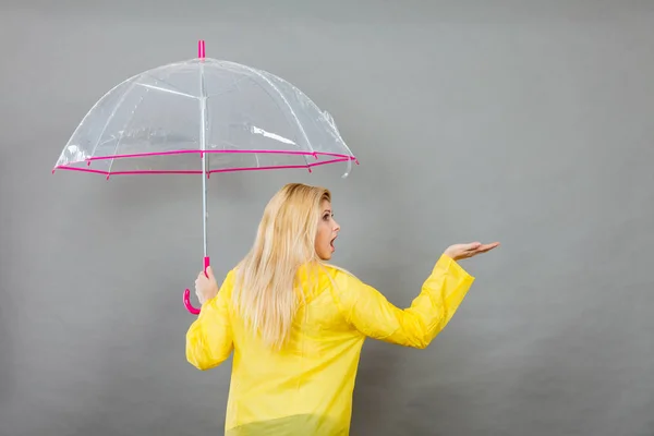 छत्री तपासणी हवामान धारण रेनकोट परिधान महिला — स्टॉक फोटो, इमेज