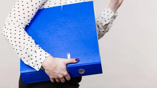 Mulher segurando ligante azul com documentos — Fotografia de Stock