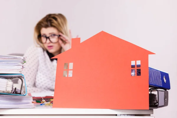 Thining affärskvinna i office håller hus — Stockfoto