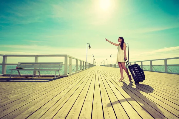 Mladá žena putování s kufrem na kolečkách — Stock fotografie