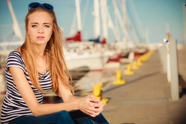 Femme dans la marina contre des yachts dans le port — Photo