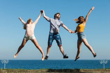 Kaygısız arkadaş deniz okyanus su tarafından atlama.