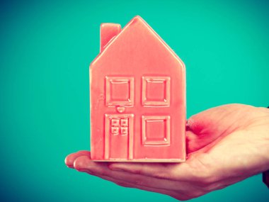 Erkek el küçük kırmızı ev ile.