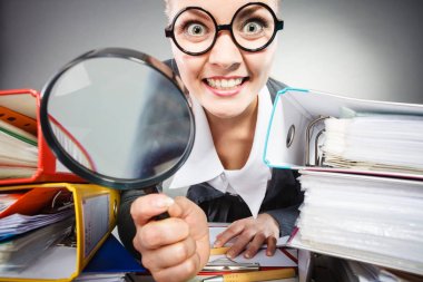 Çılgın tuhaf işkadını büyük büyüteç ile.