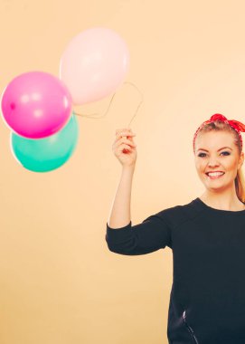 Balonlar ile mutlu gülümseyen kadın.