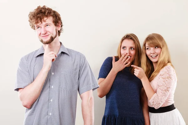 Twee vrouwen roddelen over man praten. — Stockfoto