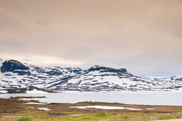 凍った湖でノルウェーの山々. — ストック写真