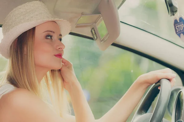 Aynaya bakmak onun arabayı deli kadın — Stok fotoğraf