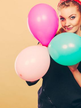 Balonlar ile mutlu gülümseyen kadın.
