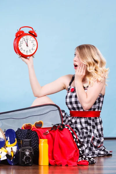 Femme assise avec valise tenant la vieille horloge — Photo