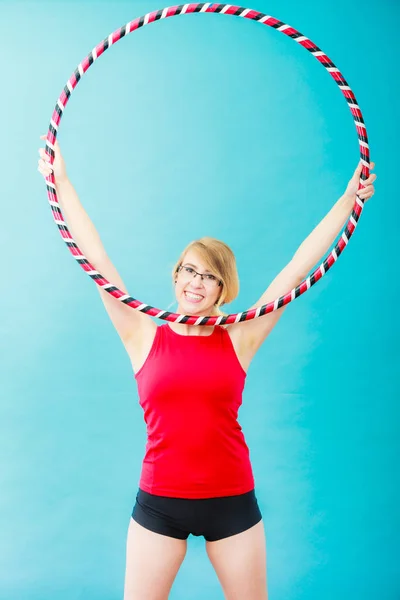 Fitte Frau mit Hula-Hoop-Reifen bei der Übung — Stockfoto