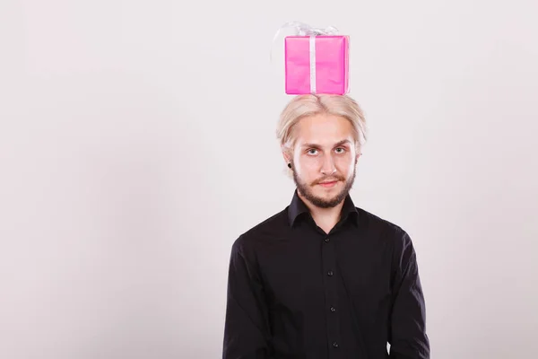 彼の頭にピンクのギフト ボックスを持つ男 — ストック写真