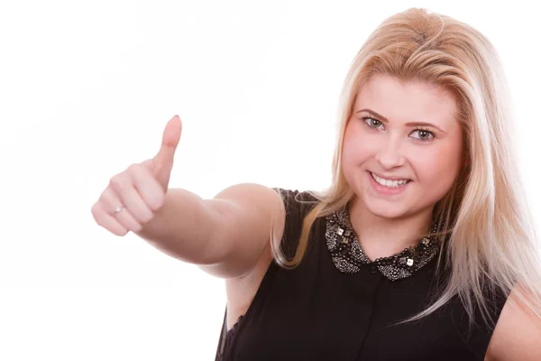 Sonriente mujer rubia haciendo gesto de pulgar hacia arriba — Foto de Stock