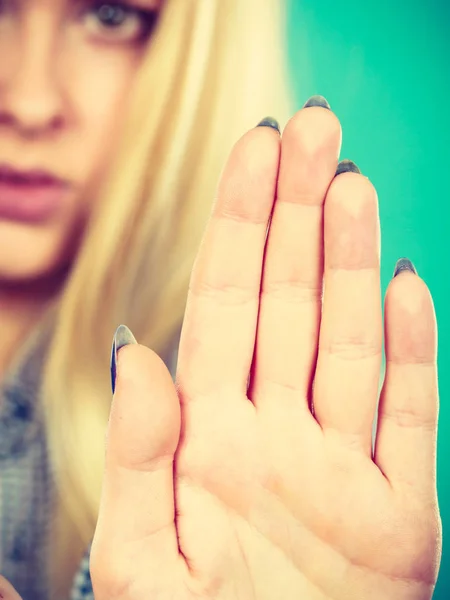 Vrouw met stop gebaar met open hand — Stockfoto