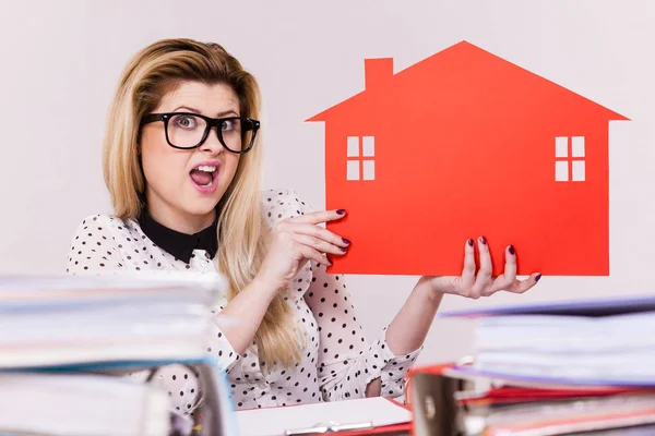 Glad affärskvinna i office håller hus — Stockfoto