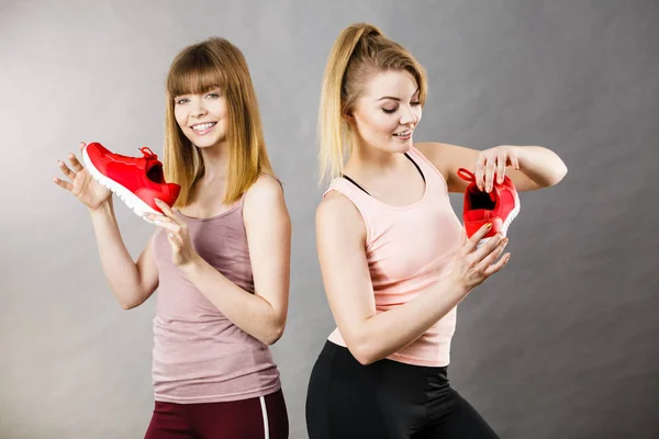 Zwei Frauen präsentieren Sportbekleidung Turnschuhe — Stockfoto