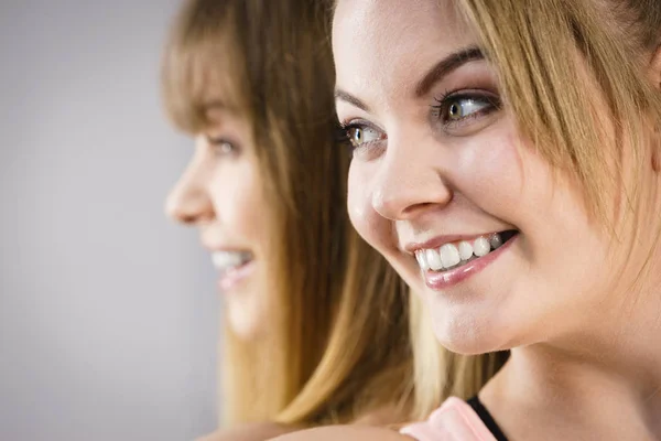 Dos amigas felices divirtiéndose —  Fotos de Stock