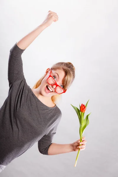 Felice donna bionda con fiore di primavera . — Foto Stock