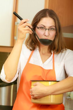 Kepçe ve mutfak tencereye kadın ile