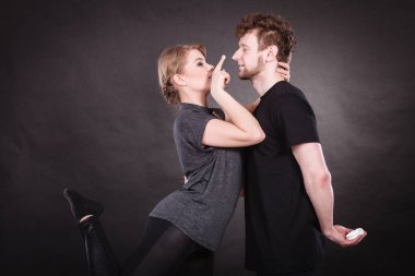 Komik çift krem ile oynamak.