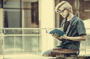 Hipster adam kenarında oturan defter