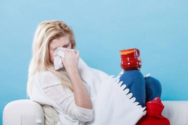 Kadının koltukta yalan grip olan hasta