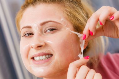 Jel maske yüzünden gelen kapalı soyulması kadın