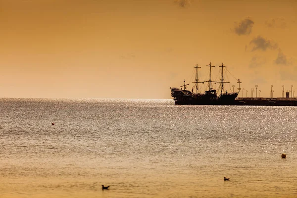 Old pirate ship in the sea. — Stock Photo, Image