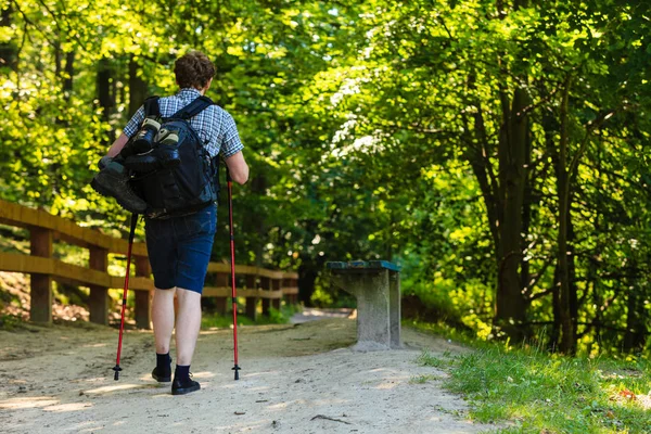 年轻男子独自在林地. — 图库照片