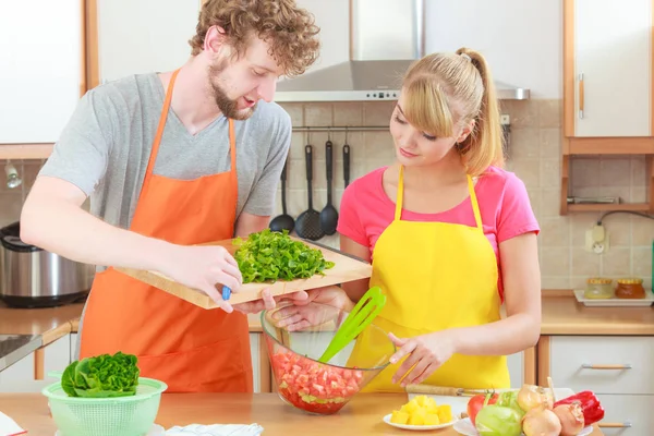 Casal preparando legumes frescos salada de alimentos — Fotografia de Stock