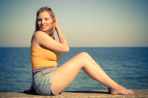 Belle fille blonde se détendre en plein air au bord de la mer — Photo