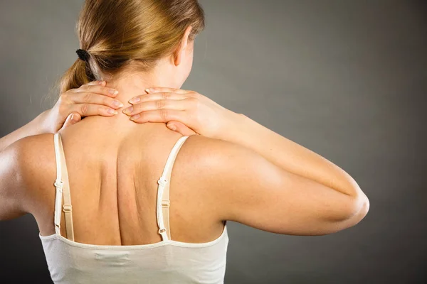 Vrouw die lijden aan nekpijn — Stockfoto