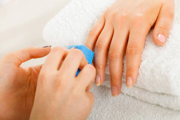 Vrouw getting manicure gedaan bestand nagels — Stockfoto