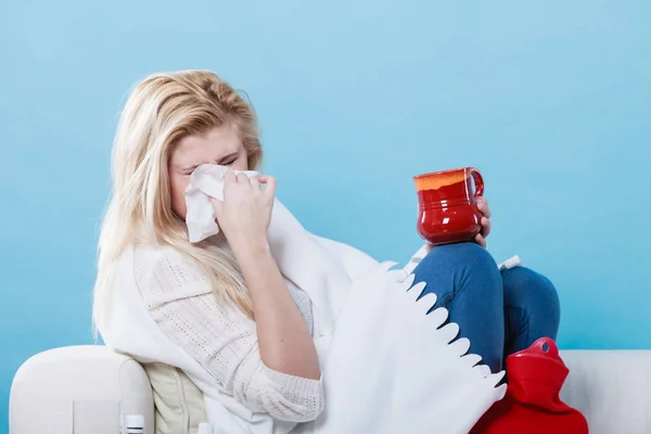 Mulher doente com gripe deitada no sofá — Fotografia de Stock