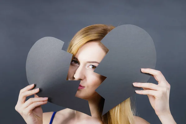 Joven mujer triste cubierta por el corazón roto . — Foto de Stock