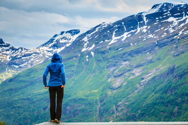 Туристка, наслаждающаяся горным пейзажем в Норвегии . — стоковое фото