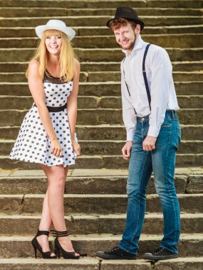 Çift retro tarzı merdivenlerde flört sevgi dolu