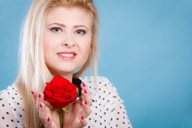 Mavi kırmızı gül çiçek tutan kadın