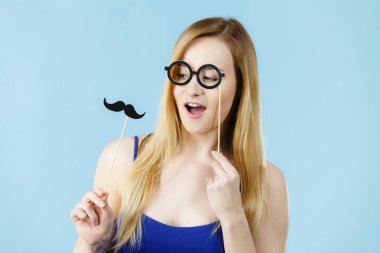 Karnaval accessoies sopa üzerinde tutan kadın